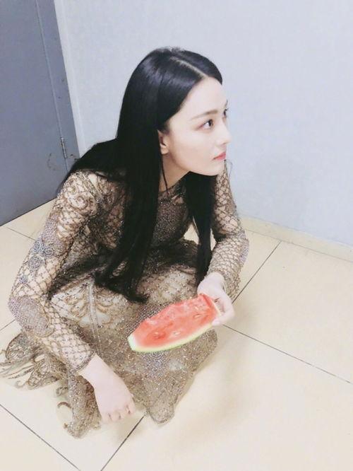 大家吃瓜裙,揭秘“大家吃瓜裙”背后的潮流文化