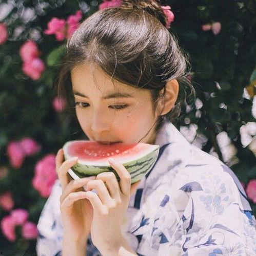 吃瓜女孩情头,吃瓜女孩的浪漫情头故事