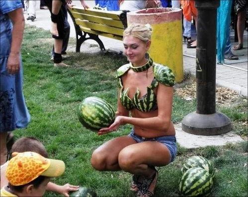 国外人吃瓜群众,揭秘国外网民的围观文化