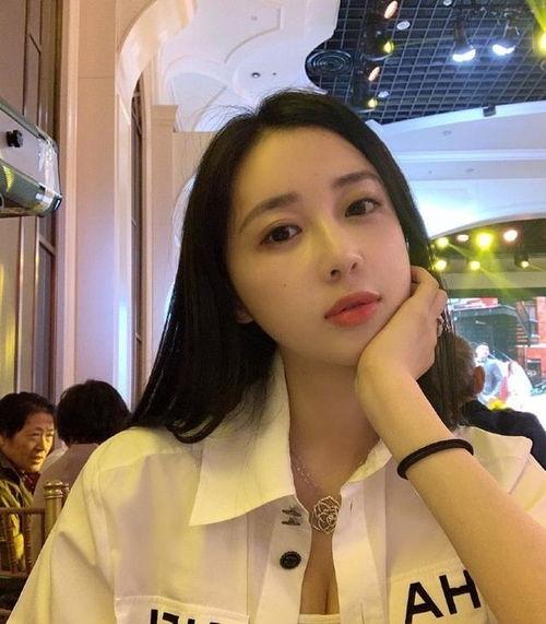 空姐吃瓜图片,空姐与瓜果的甜蜜邂逅