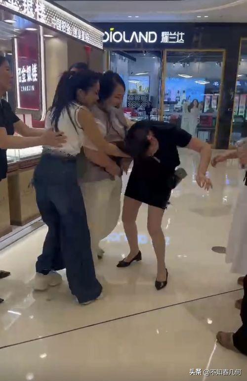 秧歌队吃瓜,共享丰收喜悦