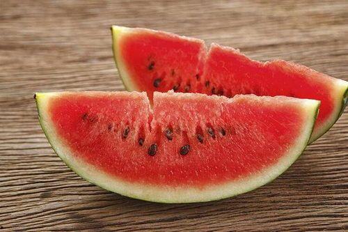 夏天吃瓜的图,图解夏日吃瓜乐趣