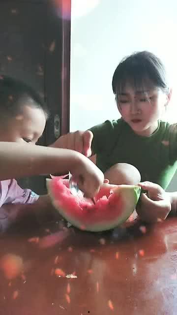 偷拍别人吃瓜,隐私边界与公共道德的碰撞