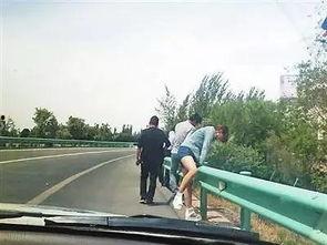 吃瓜群众撞上护栏,引发网友热议