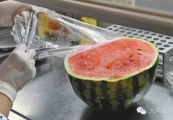 吃半个瓜放嘴里,品味生活百态