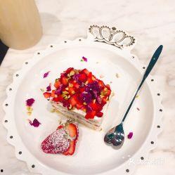 草莓吃瓜蛋糕,吃瓜蛋糕的奇幻之旅