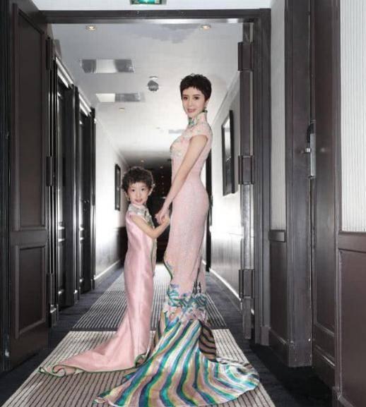 旗袍女孩吃瓜,传统与现代的时尚交融