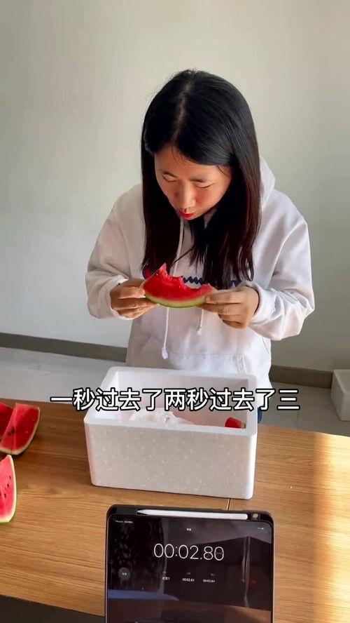 女职员吃瓜,女职员吃瓜背后的职场生态探秘