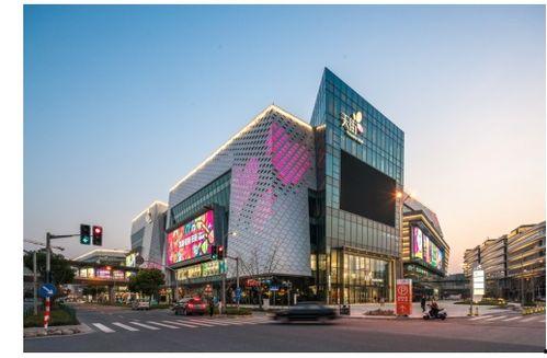 龙湖天街吃瓜季,夏日狂欢，尽享美味与欢乐时光”