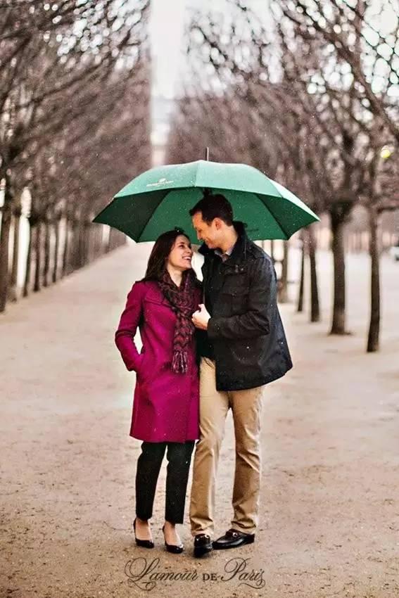 天津吃瓜情侣拍照,甜蜜瞬间定格