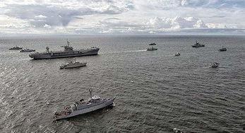 军演期间吃瓜渔船,见证海上和平时刻