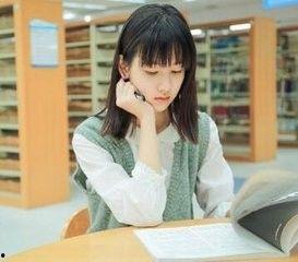 甜美校园校花吃瓜,瓜田里的欢乐时光